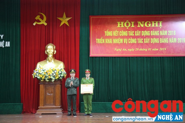 Đại tá Nguyễn Hữu Cầu - Giám đốc Công an tỉnh trao Bằng khen của Tỉnh ủy cho Chi bộ đạt tiêu chuẩn 5 năm liên tục trong sạch, vững mạnh