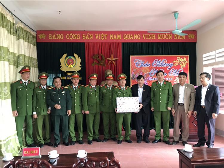 Đồng chí Lê Hồng Vinh - Ủy viên Ban Thường vụ Tỉnh ủy – Phó Chủ tịch UBND tỉnh thăm và chúc tết cán bộ chiến sỹ phòng Cảnh sát cơ động.