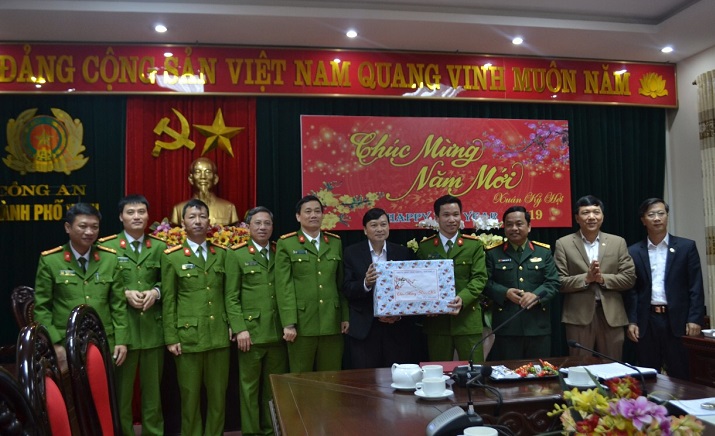 Đồng chí Lê Hồng Vinh - Ủy viên Ban Thường vụ Tỉnh ủy – Phó Chủ tịch UBND tỉnh thăm và chúc tết cán bộ chiến sỹ Công an TP Vinh