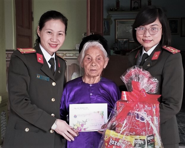 Đại diện Hội phụ nữ Công an Nghệ An chúc Tết mẹ Nguyễn Thị Năm