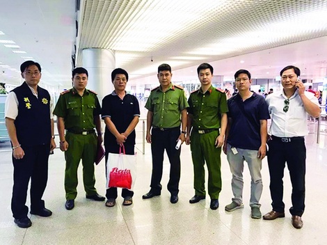 Văn phòng Cơ quan CSĐT trao trả đối tượng phạm tội người nước ngoài tại sân bay Tân Sơn Nhất.