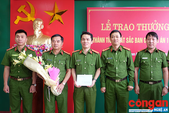 Đồng chí Đại tá Nguyễn Mạnh Hùng, Phó Giám đốc Công an tỉnh trao thưởng cho Ban chuyên án 1118P