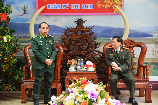 Đồng chí Đại tá Trần Hải Bình, Chỉ huy trưởng Bộ Chỉ huy BĐBP tỉnh chúc Tết lãnh đạo, cán bộ chiến sỹ Công an tỉnh Nghệ An.