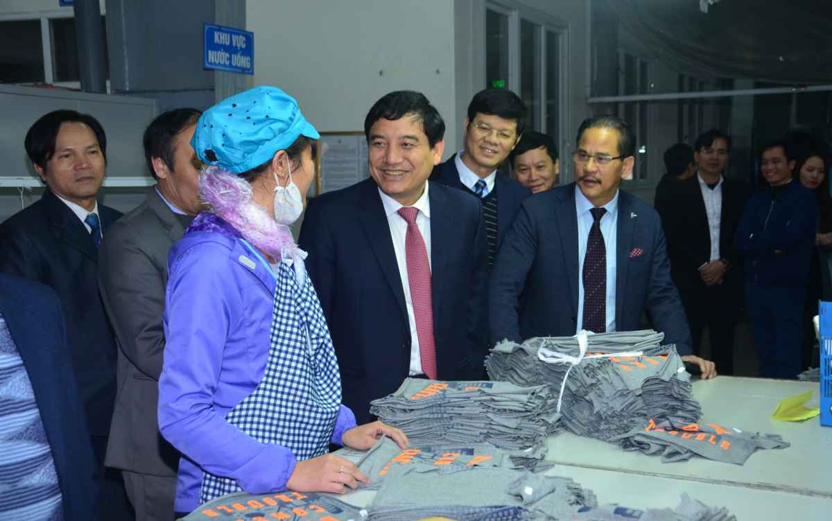Bí thư Tỉnh ủy Nguyễn Đắc Vinh thăm hỏi tình hình  đời sống, việc làm của công nhân Công ty CP May Kim Anh