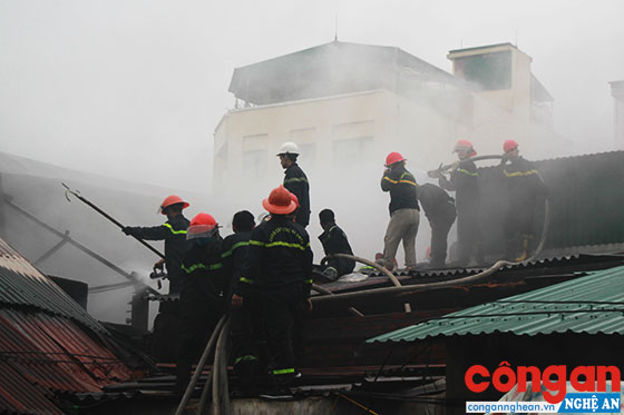 Lực lượng PCCC&CNCH Công an tỉnh không ngại hiểm nguy, tích cực chữa cháy kho chứa hàng rộng gần 2.000 m2 sau chợ Vinh ngày 9/12 vừa qua