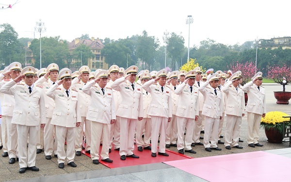 Bộ trưởng Tô Lâm và các đồng chí trong Đoàn tưởng nhớ anh linh Chủ tịch Hồ Chí Minh.