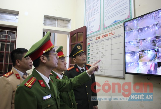 Đồng chí Trung tá Trần Ngọc Tuấn, Trưởng Công an TX Thái Hòa chỉ đạo theo dõi giám sát hệ thống camera cộng đồng trong đêm giao thừa