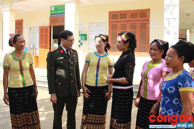 Đồng chí Đại tá Nguyễn Hữu Cầu lắng nghe ý kiến của nhân dân trong một lần tiếp xúc cử tri tại huyện Con Cuông