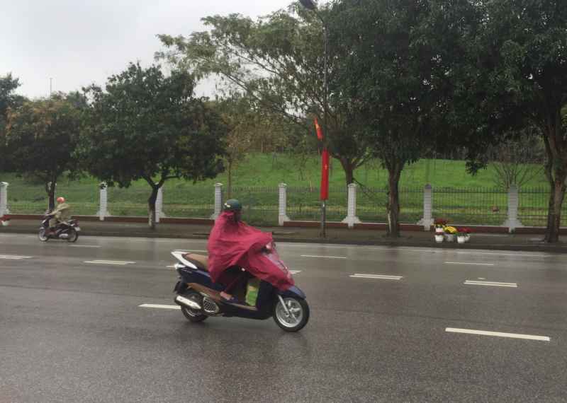 Nhiều người phải dùng áo mưa khi ra đường