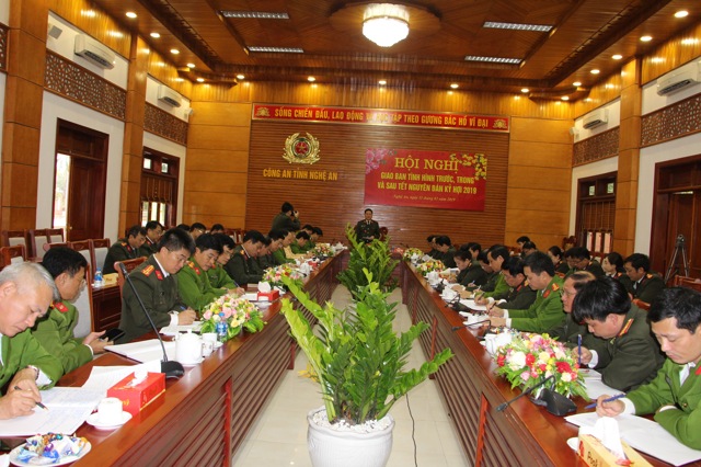 Đại tá Nguyễn Hữu Cầu chủ trì hội nghị