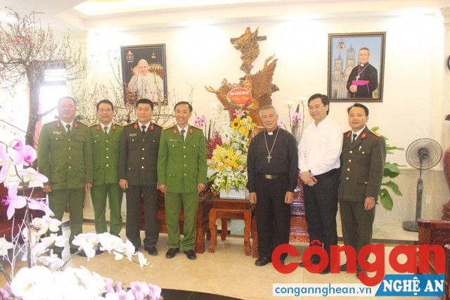 Lãnh đạo Công an huyện Nghi Lộc tặng hoa, chúc mừng Giám mục Giáo phận Vinh Nguyễn Hữu Long nhân dịp Thánh Lễ Tạ ơn, nhận Sứ vụ Mục tử.