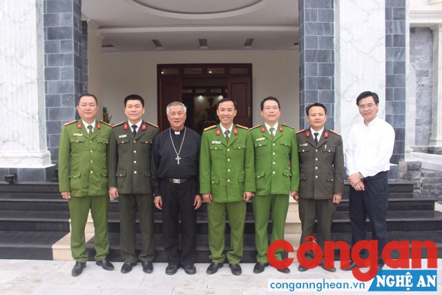 Lãnh đạo Công an huyện Nghi Lộc chụp ảnh lưu niệm cùng với Giám mục Giáo phận Vinh Nguyễn Hữu Long 