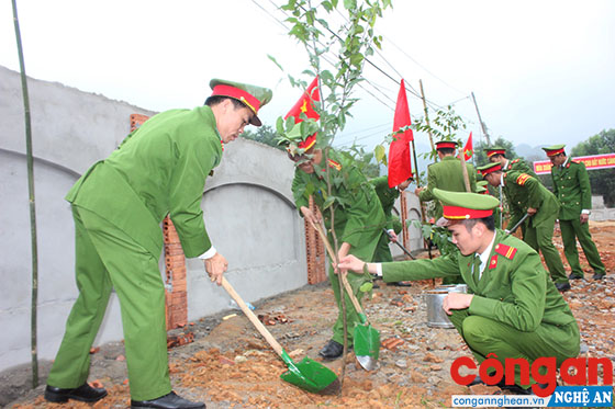 Trồng cây đầu xuân đã trở thành truyền thống tốt đẹp của dân tộc Việt Nam để nhớ ơn lời căn dặn của Bác đối với mùa xuân của đất nước