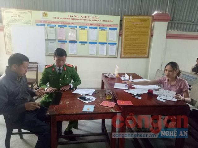 Cán bộ Công an huyện Quỳnh Lưu làm thủ tục cấp CMND  tại “Bộ phận một cửa”