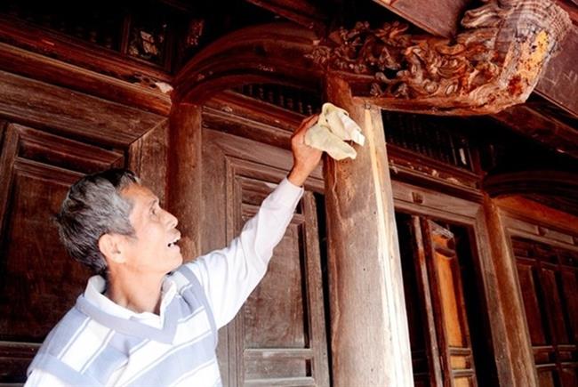 Ông Nguyễn Hữu Chất - làng Hương Ngải - yêu mến từng chi tiết trong ngôi nhà cổ của mình.