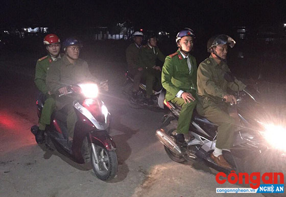 Công an xã Hưng Hòa phối hợp với Tổ Công an phụ trách xã, Công an TP Vinh tổ chức tuần tra ban đêm tại tuyến đường ven sông Lam