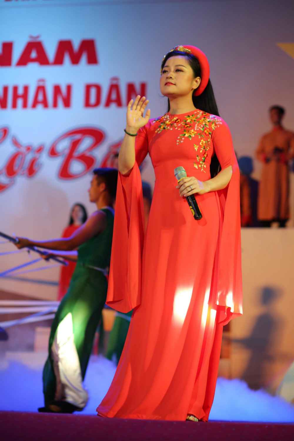 Trung úy Thanh Loan đắm mình trong  một ca khúc tại Liên hoan nghệ thuật  quần chúng Công an nhân dân năm 2018