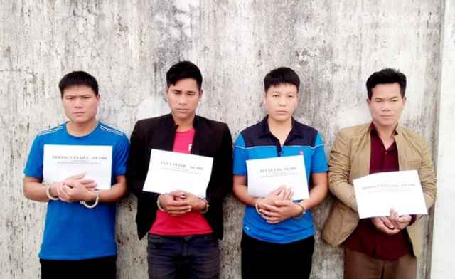 Một số đối tượng đánh bạc bị Công an huyện Quế Phong bắt giữ