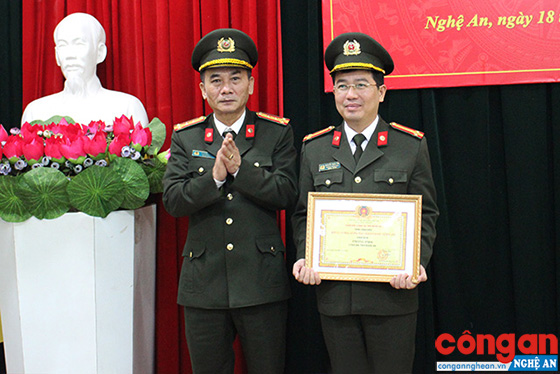  Đồng chí Đại tá Lê Xuân Hoài, Phó Giám đốc Công an tỉnh trao danh hiệu 
