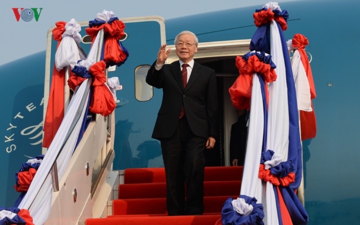 Vào lúc 8h5 sáng 24/2, Tổng Bí thư, Chủ tịch nước Nguyễn Phú Trọng và Đoàn đại biểu cấp cao Việt Nam đã đến sân bay quốc tế Wattay, thủ đô Vientiane, bắt đầu chuyến thăm hữu nghị chính thức nước CHDCND Lào theo lời mời của Tổng Bí thư, Chủ tịch nước Lào Bounhang Vorachith. 
