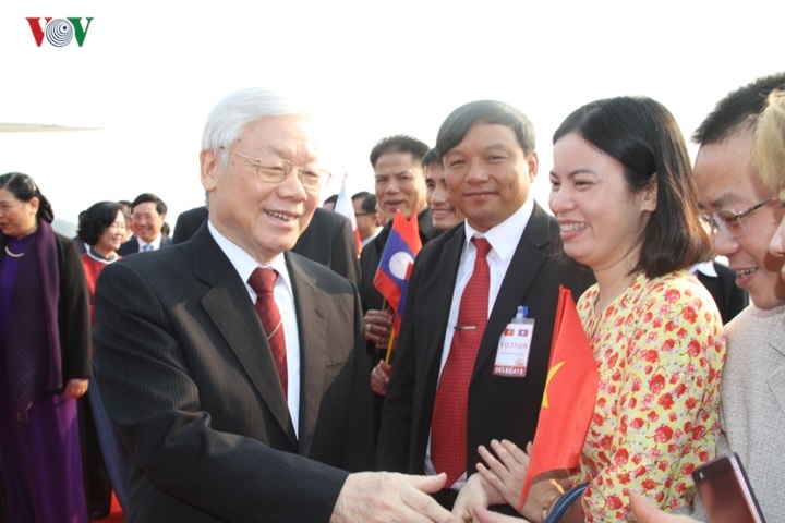 Cán bộ Đại sứ quán và các cơ quan đại diện Việt Nam tại Lào đón chào Tổng Bí thư, Chủ tịch nước Nguyễn Phú Trọng.