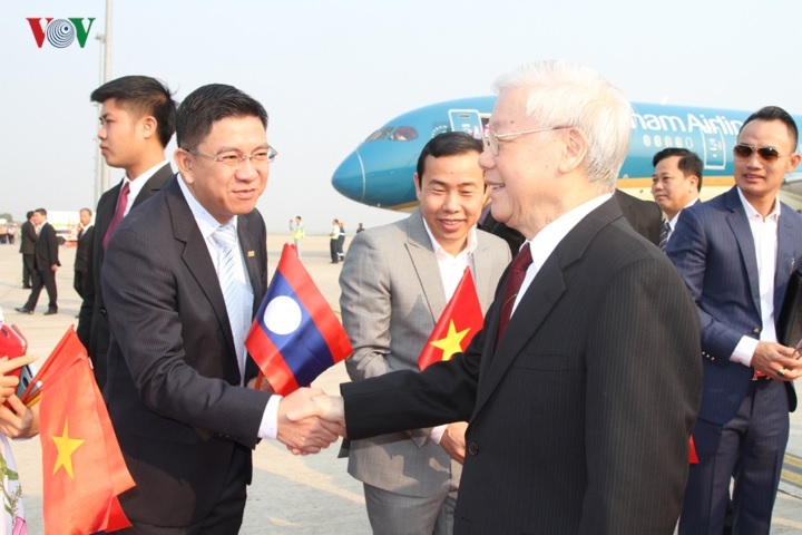 Đại diện Hội Doanh nghiệp Việt Nam đầu tư tại Lào đón Tổng Bí thư, Chủ tịch nước tại sân bay Wattay.