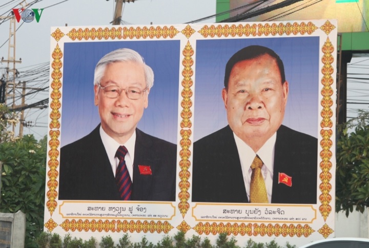 Chân dung khổ lớn của Tổng Bí thư, Chủ tịch nước Nguyễn Phú Trọng và Tổng Bí thư, Chủ tịch nước Lào Bounhang Vorachith trên đường phố thủ đô Vientiane.