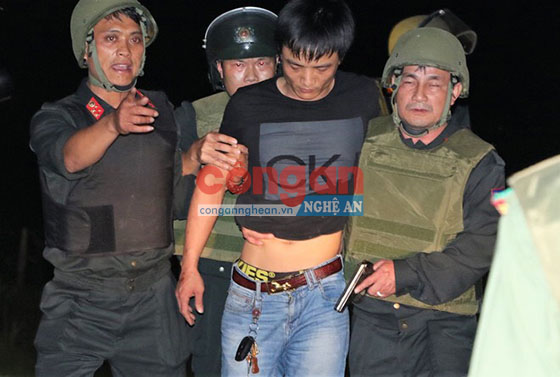 Lực lượng Cảnh sát Cơ động Công an Nghệ An phối hợp với Công an Hà Tĩnh bắt giữ đối tượng Nguyễn Thành Trung