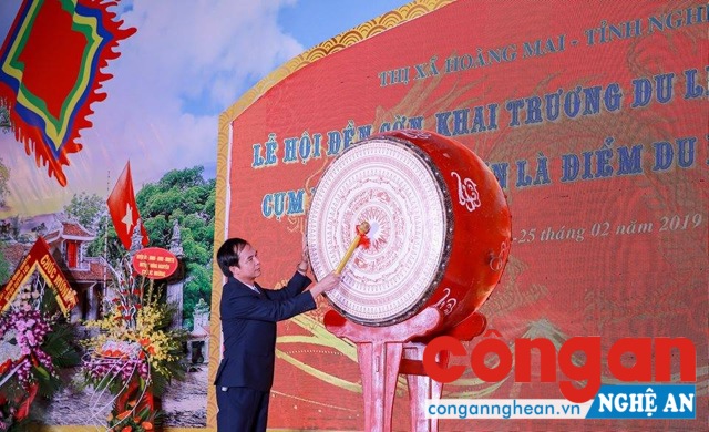 Ông Nguyễn Hữu Tuy, Chủ tịch UBND thị xã Hoàng Mai đánh trống khai hội
