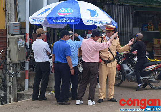 Lực lượng Cảnh sát giao thông làm nhiệm vụ hướng dẫn giao thông khu vực vào đền