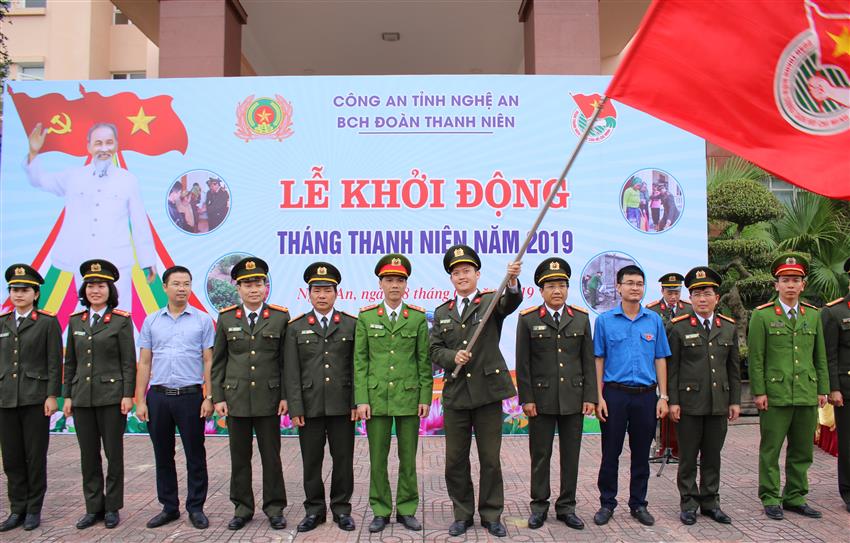 Đồng chí Thượng úy Nguyễn Đình Khánh, Bí thư Đoàn TN Công an tỉnh phất cờ khởi động “Tháng thanh niên” năm 2019.
