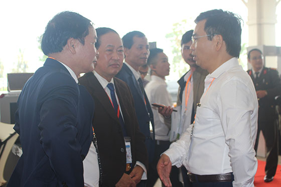  Đồng chí Đại tá Nguyễn Tiến Dần, Phó Giám đốc Công an tỉnh trao đổi với lãnh đạo các sở trong công tác phối hợp đảm bảo ANTT