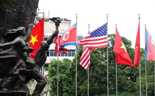 Các báo nước ngoài đưa tin cảnh cờ Việt Nam, Mỹ, Triều Tiên tung bay trên đường phố Hà Nội.