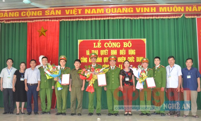Lãnh đạo Công an huyện Con Cuông trao quyết định và tặng hoa chúc mừng các đồng chí được điều động đảm nhiệm chức danh Công an xã Lục Dạ - Ảnh: Thiên Thảo