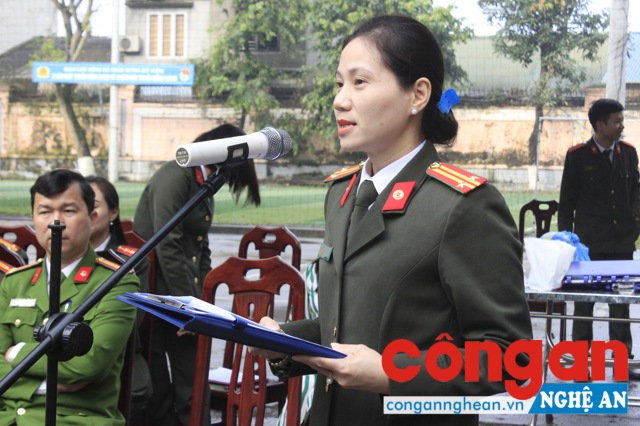 Trung tá Nguyễn Thị Việt Hà, Chủ tịch Hội Phụ nữ Công an tỉnh phát biểu tại buổi lễ Khai mạc