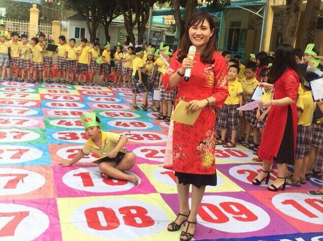Cô giáo Nguyễn Thị Tố Quyên với Câu lạc bộ tiếng Anh  tại Cuộc thi “Rung chuông vàng”  
