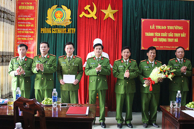 Đại tá Nguyễn Đức Hải, Phó Giám đốc Công an tỉnh trao thưởng cho Phòng Cảnh sát Thi hành án hình sự và Hỗ trợ tư pháp