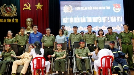 Thành viên CLB Ngân hàng máu sống Công an tỉnh Hà Tĩnh tham gia ngày hội hiến máu.