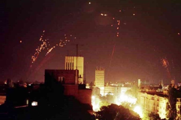 Đạn cao xạ của Nam Tư bắn trả máy bay chiến đấu của NATO. Chiến dịch ném bom này mang mật danh “Allied Force”.