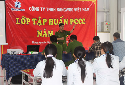 Thượng tá Nguyễn Đình Hạnh, Phó trưởng phòng Cảnh sát PCCC&CNCH truyền đạt các văn bản pháp luật, quy định mới về PCCC.