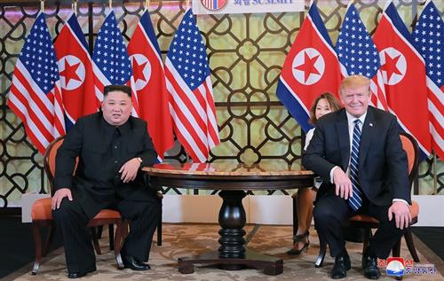 Nhà lãnh đạo Triều Tiên Kim Jong-un (trái) và Tổng thống Mỹ D.Trump trong cuộc gặp thượng đỉnh lần thứ 2 tại Hà Nội. (Ảnh: EPA-EFE/KCNA)