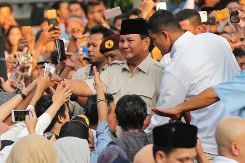 Cựu tướng quân đội Prabowo Subianto bắt tay người ủng hộ. (Ảnh: ABC/AP/TATAN SYUFLANA)