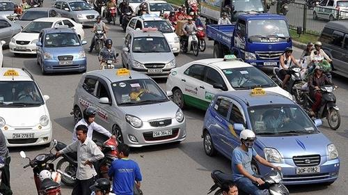 Việc xe đăng ký kinh doanh tại tỉnh thành khác vào Hà Nội hoạt động làm tăng tình trạng ùn tắc của Thủ đô. 