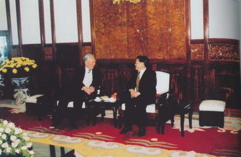 Đại tướng Lê Đức Anh đến thăm và chúc Tết nguyên Chủ tịch nước Trần Đức Lương tại Phủ Chủ tịch.
