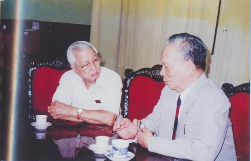 Nguyên Chủ tịch nước Lê Đức Anh và nguyên Thủ tướng Võ Văn Kiệt, thời điểm chụp là sau Đại hội Đảng VII.