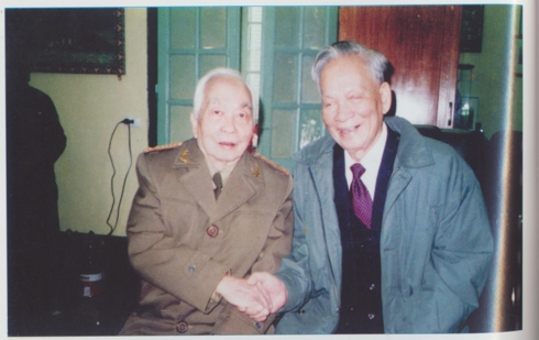Đại tướng Lê Đức Anh và Đại tướng Võ Nguyên Giáp trong dịp Tết Đinh Sửu 1997.