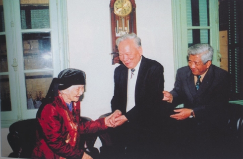 Đại tướng Lê Đức Anh chúc thọ mẫu thân của nguyên Chủ tịch MTTQ Việt Nam - Phạm Thế Duyệt.