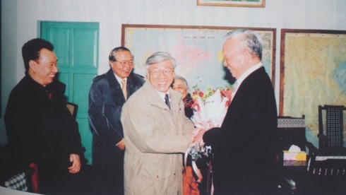 Tổng Bí thư, Chủ tịch nước Nguyễn Phú Trọng (thời điểm đó là Bí thư Thành ủy Hà Nội) tặng hoa cho Đại tướng Lê Đức Anh.