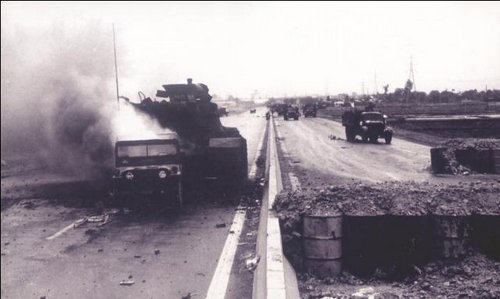 Lữ đoàn tăng 203 cùng Sư đoàn bộ binh 304, Quân đoàn 2 đánh địch trên xa lộ Biên Hòa-Sài Gòn, tiến vào giải phóng thành phố Sài Gòn (Ảnh: Đinh Quang Thành).