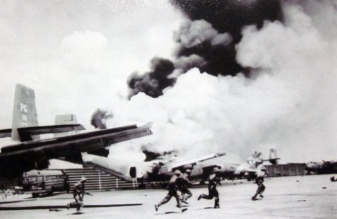 Quân giải phóng đánh Sân bay Tân Sơn Nhất ngày 30/4/1975.  (Ảnh: Đinh Quang Thành)